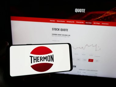 Stuttgart, Almanya - 02-08-2024: İnternet sayfası önünde ABD 'li ısıtma çözümleri şirketi Thermon Group Holding Inc.' nin logosuna sahip cep telefonu sahibi kişi. Telefon ekranına odaklan.