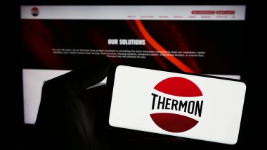 Stuttgart, Almanya - 02-08-2024: İnternet sitesi önünde ABD 'li ısıtma çözümleri şirketi Thermon Group Holding Inc.' nin logosuna sahip kişi. Telefon ekranına odaklan.