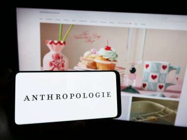 Stuttgart, Almanya - 02-08-2024: İnternet sayfasının önünde üzerinde Amerikan giyim perakende şirketi Anthropologie Inc. Telefon ekranına odaklan.