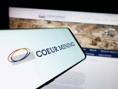 Stuttgart, Almanya - 02-08-2024: Üzerinde Amerikan değerli metal şirketi Coeur Mining Inc. 'in logosu bulunan cep telefonu. Telefon ekranının merkez soluna odaklan.
