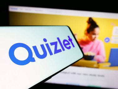 Stuttgart, Almanya - 02-08-2024: İş dünyasının web sitesi önünde Amerikan çevrimiçi öğrenim şirketi Quizlet Inc. 'in logosuna sahip akıllı telefon. Telefon ekranının soluna odaklan.