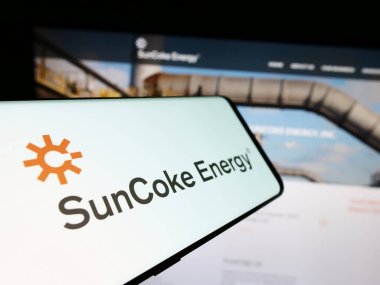 Stuttgart, Almanya - 02-11-2024: Amerikan kokain üretim şirketi SunCoke Energy Inc. 'in logosuyla birlikte cep telefonu. Telefon ekranının merkezine odaklan.