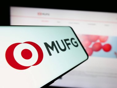 Stuttgart, Almanya - 02-11-2024: Mitsubishi UFJ Financial Group Inc. (MUFG) şirketinin logosuna sahip cep telefonu. Telefon ekranının merkez soluna odaklan.