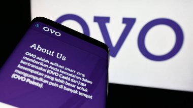 Stuttgart, Almanya - 02-12-2024: Logo önünde Endonezyalı ödeme şirketi OVO 'nun (PT Visionet Internasonal) internet sitesiyle cep telefonu. Telefon ekranının sol üst kısmına odaklan.