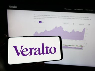Stuttgart, Almanya - 02-12-2024: Amerikan su teknolojisi şirketi Veralto Corporation 'ın logosunun bulunduğu cep telefonu web sayfasının önünde duruyor. Telefon ekranına odaklan.