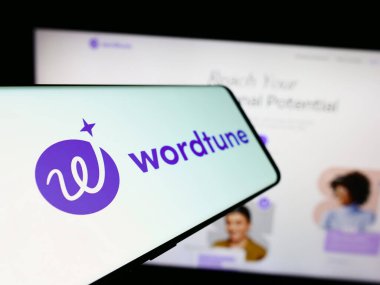 Stuttgart, Almanya - 02-12-2024: İş dünyasının web sitesi önünde üzerinde yapay zeka arkadaşı Wordtune (AI21 Labs) logosu bulunan cep telefonu. Telefon ekranının soluna odaklan.