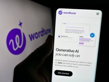 Stuttgart, Almanya - 02-12-2024: Logolu yapay zeka arkadaşı Wordtune 'ün (AI21 Labs) web sitesine sahip kişi. Telefon ekranının merkezine odaklan.