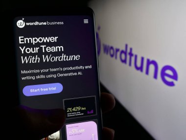 Stuttgart, Almanya - 02-12-2024: Cep telefonunda logolu yapay zeka arkadaşı Wordtune (AI21 Labs) web sitesi bulunan kişi. Telefon ekranının merkezine odaklan.