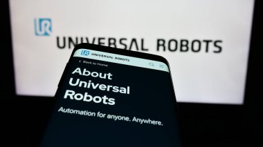 Stuttgart, Almanya - 02-12-2024: İş logosu önünde Danimarkalı kobot şirketi Universal Robots AS 'in web sayfası bulunan cep telefonu. Telefon ekranının sol üst kısmına odaklan.