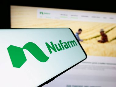 Stuttgart, Almanya - 02-12-2024: Avustralyalı tarım şirketi Nufarm Limited 'in logosuna sahip akıllı telefon iş web sitesi önünde. Telefon ekranının merkez soluna odaklan.