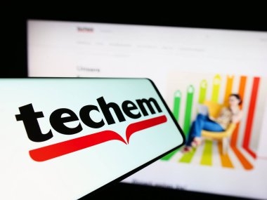 Stuttgart, Almanya - 02-13-2024: Alman enerji hizmetleri şirketi Techem GmbH 'nin logosuna sahip akıllı telefon işletme web sitesinin önünde. Telefon ekranının merkez soluna odaklan.