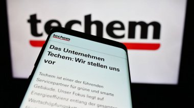 Stuttgart, Almanya - 02-13-2024: Alman enerji hizmetleri şirketi Techem GmbH 'nin web sitesiyle birlikte iş logosu önünde cep telefonu. Telefon ekranının sol üst kısmına odaklan.