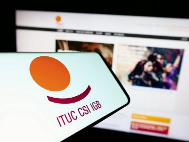 Stuttgart, Almanya - 02-13-2024: İnternet sitesi önünde Uluslararası Ticaret Birliği Konfederasyonu (ITUC) logosu bulunan cep telefonu. Telefon ekranının merkez sağına odaklan.