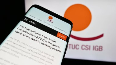 Stuttgart, Almanya - 02-13-2024: Logo önünde Uluslararası Ticaret Birliği Konfederasyonu (ITUC) web sitesi bulunan cep telefonu. Telefon ekranının sol üst kısmına odaklan.