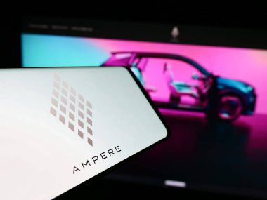 Stuttgart, Almanya - 02-13-2024: Fransız elektrikli araba şirketi Ampere SAS 'ın (Renault) logosuna sahip cep telefonu. Telefon ekranının merkez sağına odaklan.