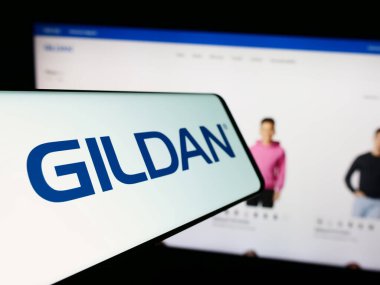 Stuttgart, Almanya - 02-13-2024: Kanadalı giyim şirketi Gildan Activewear Inc. 'in logosuyla birlikte cep telefonu. Telefon ekranının merkez soluna odaklan.