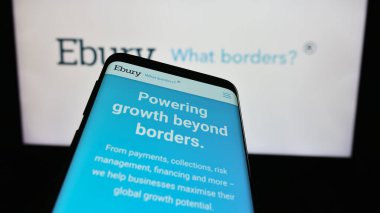 Stuttgart, Almanya - 02-13-2024: İngiliz finans şirketi Ebury Partners UK Ltd. 'nin web sitesiyle birlikte cep telefonu. Telefon ekranının sol üst kısmına odaklan.