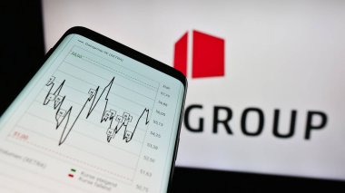 Stuttgart, Almanya - 02-13-2024: Alman bilgi teknolojileri firması Datagroup SE 'nin web sitesi ile ticaret logosu önünde akıllı telefon. Telefon ekranının sol üst kısmına odaklan.