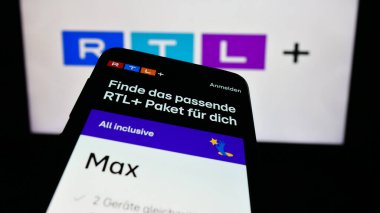 Stuttgart, Almanya - 02-13-2024: Alman eğlence platformu RTL 'nin web sitesi ve iş logosu önünde cep telefonu. Telefon ekranının sol üst kısmına odaklan.