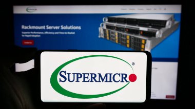 Stuttgart, Almanya - 02-13-2024: İş sayfası önünde ABD 'li Super Micro Computer Inc. (Supermikro) şirketinin logosu olan cep telefonu sahibi kişi. Telefon ekranına odaklan.