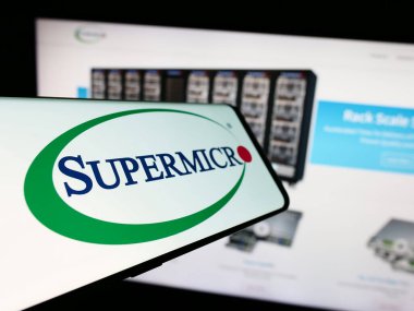 Stuttgart, Almanya - 02-13-2024: İnternet sitesinin önünde üzerinde Super Micro Computer Inc. 'in logosu bulunan cep telefonu. Telefon ekranının merkez soluna odaklan.