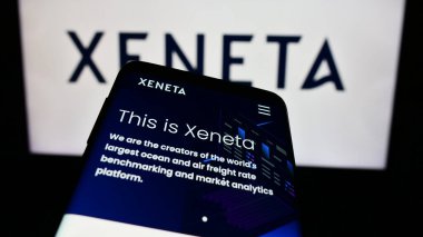 Stuttgart, Almanya - 02-13-2024: Norveçli nakliye analitik şirketi Xeneta AS 'in web sayfalı cep telefonu iş logosu önünde. Telefon ekranının sol üst kısmına odaklan.