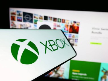 Stuttgart, Almanya - 02-14-2024: Xbox (Microsoft) video oyun konsolu logosu olan cep telefonu. Telefon ekranının merkez soluna odaklan.