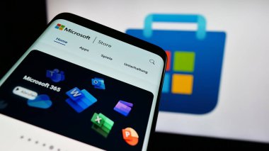 Stuttgart, Almanya - 02-14-2024: İş logosu önünde dijital dağıtım platformu Microsoft Store web sayfası bulunan cep telefonu. Telefon ekranının sol üst kısmına odaklan.