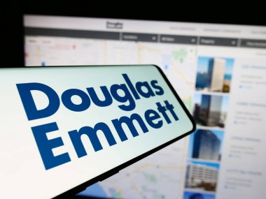 Stuttgart, Almanya - 02-14-2024: Amerikan emlak şirketi Douglas Emmett Inc. 'in logosuyla birlikte cep telefonu. Telefon ekranının merkez soluna odaklan.