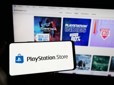 Stuttgart, Almanya - 02-14-2024: Oyun çevrimiçi mağaza PlayStation Store (PS Store) logosu olan cep telefonu sahibi şirket web sayfası önünde. Telefon ekranına odaklan.