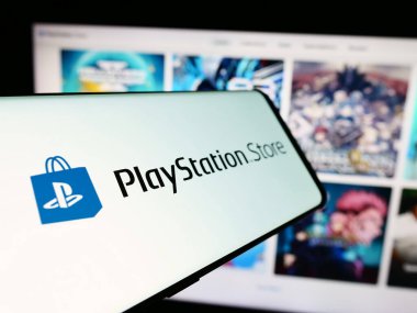 Stuttgart, Almanya - 02-14-2024: Oyun çevrimiçi mağaza PlayStation Store (PS Store) logosuna sahip akıllı telefon. Telefon ekranının merkez soluna odaklan.