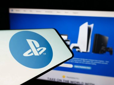 Stuttgart, Almanya - 02-14-2024: İnternet sitesi önünde video oyun platformu PlayStation Network (PSN) logosu olan cep telefonu. Telefon ekranının merkezine odaklan.