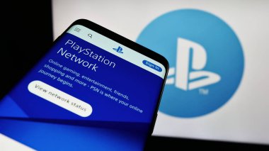 Stuttgart, Almanya - 02-14-2024: İş logosu önünde video oyun platformu PlayStation Network (PSN) web sitesi bulunan akıllı telefon. Telefon ekranının sol üst kısmına odaklan.