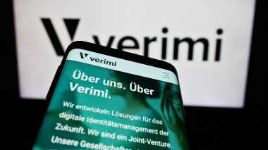 Stuttgart, Almanya - 02-15-2024: Alman kimlik yönetim şirketi Verimi GmbH 'nin web sitesine sahip akıllı telefon iş logosu önünde. Telefon ekranının sol üst kısmına odaklan.