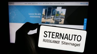 Stuttgart, Almanya - 02-15-2024: Web sitesi önünde Alman otomobil dağıtım şirketi Stern Auto Holding GmbH 'nin logosuna sahip kişi. Telefon ekranına odaklan.