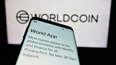 Stuttgart, Almanya - 02-15-2024: İş logosu önünde kripto para projesi Worldcoin (İnsanlık İçin Araçlar) web siteli akıllı telefon. Telefon ekranının sol üst kısmına odaklan.