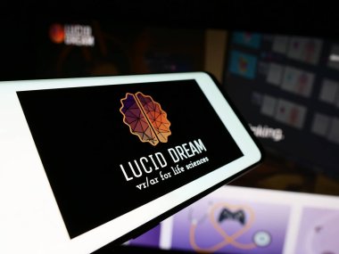 Stuttgart, Almanya - 02-15-2024: İnternet sitesinin önünde ABD 'li sanal gerçeklik şirketi VRX Studios LLC' nin (Lucid Dream) logosuna sahip cep telefonu. Telefon ekranının ortasındaki sol ekrana odaklan.