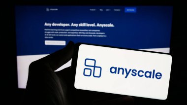 Stuttgart, Almanya - 02-15-2024: Web sitesi önünde üzerinde ABD 'li AI altyapı şirketi Anyscale Inc.' in logosu bulunan kişi. Telefon ekranına odaklan.
