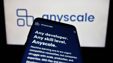 Stuttgart, Almanya - 02-15-2024: İş logosu önünde ABD 'li AI altyapı şirketi Anyscale Inc.' in web sitesi ile cep telefonu. Telefon ekranının sol üst kısmına odaklan.