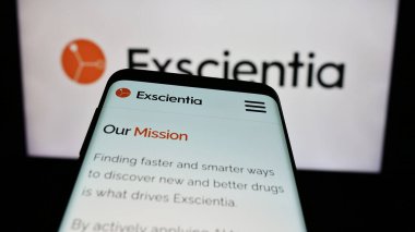 Stuttgart, Almanya - 02-15-2024: İngiliz yapay zeka şirketi Exscientia plc 'in web sitesinin bulunduğu cep telefonu. Telefon ekranının sol üst kısmına odaklan.