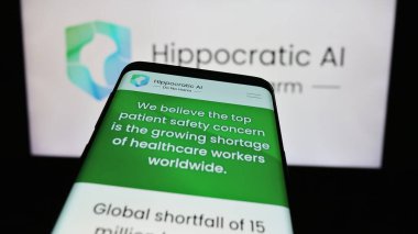Stuttgart, Almanya - 02-16-2024: İş logosu önünde ABD 'li HealthGPT Inc. (Hipokrat AI) siteli akıllı telefon. Telefon ekranının sol üst kısmına odaklan.