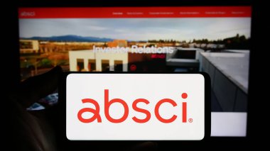 Stuttgart, Almanya - 02-16-2024: İnternet sitesi önünde ABD 'li ilaç keşif şirketi Absci Corporation' ın logosuna sahip kişi. Telefon ekranına odaklan.