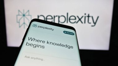 Stuttgart, Almanya - 02-16-2024: İş logosu önünde ABD 'li yapay zeka şirketi Perplexity Al' in web sitesi bulunan cep telefonu. Telefon ekranının sol üst kısmına odaklan.