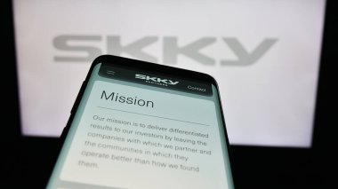Stuttgart, Almanya - 02-19-2024: İş logosu önünde ABD 'li yatırım şirketi SKY Partners LP' nin web sitesiyle cep telefonu. Telefon ekranının sol üst kısmına odaklan.