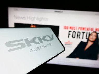 Stuttgart, Almanya - 02-19-2024: Amerikan yatırım şirketi SKY Partners LP 'nin logosuna sahip akıllı telefon. Telefon ekranının merkezine odaklan.