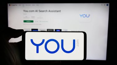 Stuttgart, Almanya - 02-19-2024: Şirket web sayfası önünde kişisel arama motoru logosu olan cep telefonu sahibi kişi. Telefon ekranına odaklan.