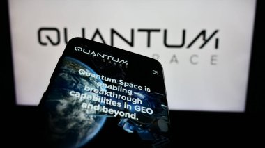 Stuttgart, Almanya - 02-19-2024: İş logosu önünde ABD 'li havacılık şirketi Quantum Space LLC' nin web sitesi ile cep telefonu. Telefon ekranının sol üst kısmına odaklan.