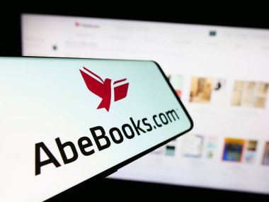 Stuttgart, Almanya - 02-19-2024: Kanadalı e-ticaret şirketi AbeBooks Inc. 'in logosuyla birlikte cep telefonu. Telefon ekranının merkezine odaklan.