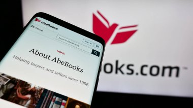 Stuttgart, Almanya - 02-19-2024: Kanadalı e-ticaret şirketi AbeBooks Inc. 'in web sitesi ile birlikte iş logosu önünde cep telefonu. Telefon ekranının sol üst kısmına odaklan.