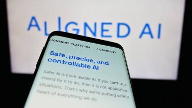 Stuttgart, Almanya - 02-19-2024: İngiliz Yapay Zeka Şirketi Aligned Al 'in internet sayfası ile ticaret logosu önünde akıllı telefon. Telefon ekranının sol üst kısmına odaklan.